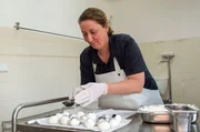 In der hofeigenen K&auml;serei stellt Ilona Kuhnen nach selbstentwickelten und geheimen Rezepten Ziegenk&auml;se her.
