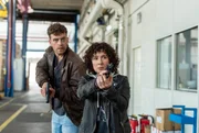 Harry M&ouml;ller (Maria Ketikidou, r.) und Nils Sanchez (Enrique Fi&szlig;, l.) hoffen, den Einbrecher in der Lagerhalle noch zu erwischen.