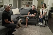 Cesar Millan mit Jay und Chelsie in ihrem Haus mit Bailey.