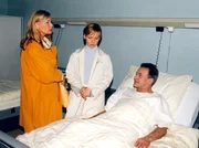 Kathrins Vater Harry (Juergen Reuter) wird aufgrund der Trennungsabsichten seiner Frau Eva Globisch (Heidemarie Wenzel) mit einem psychosomatischen Herzanfall in die Sachsenklinik eingeliefert.