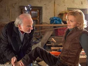 Oberschwester Ingrid (Jutta Kammann) und Johannes Beling (Claus Dieter Clausnitzer) finden schnell einen Draht zueinander. Als Ingrid umknickt ist er zur Stelle. Oberschwester Ingrid (Jutta Kammann) und Johannes Beling (Claus Dieter Clausnitzer) finden schnell einen Draht zueinander. Als Ingrid umknickt ist er zur Stelle.