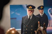 Kapitän Smith (Gerry O'Brien, Mi.) lässt einen Notruf absetzen und später Morselampen und Notraketen verwenden, um Schiffe in der Nähe auf das Schicksal der "Titanic" aufmerksam zu machen. Kapitän Smith (Gerry O'Brien, Mi.) lässt einen Notruf absetzen und später Morselampen und Notraketen verwenden, um Schiffe in der Nähe auf das Schicksal der "Titanic" aufmerksam zu machen.