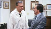 Dr. Asten (John S. Ragin, re.) und Quincy (Jack Klugman)