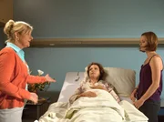 MDR Fernsehen IN ALLER FREUNDSCHAFT FOLGE 363, "Nichts bereuen", am Dienstag (20.08.13) um 11:45 Uhr. Agnes (Vera Baranyai, re.) pl&auml;diert daf&uuml;r, den Bruch ausheilen zu lassen, auch wenn Marias (Karina Thayenthal) Bewegung danach eingeschr&auml;nkt w&auml;re. Jenny hingegen spielt das Risiko einer Amputation herunter und r&auml;t Maria (Saskia Vester, li.) zur Operation. Es kommt an Marias Krankenbett zum Streit zwischen ihrer Tochter und ihrer Freundin.