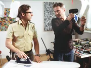 Leo (Bernhard Schir, re.) und sein Freund Stefan Grenz (Dieter Landuris) arbeiten gemeinsam an Leos "Anti-Staukonzept".