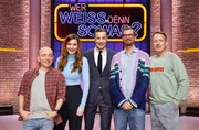 Moderator Kai Pflaume (M.) und seine Rateteam-Kapit&auml;ne Bernhard Ho&euml;cker (l.) und Wotan Wilke M&ouml;hring (r.) begr&uuml;&szlig;en in dieser Sendung die Entertainerin, Moderatorin und Schauspielerin Katrin Bauerfeind (2.v.l.) und den Moderator und Schauspieler Joko Winterscheidt (2.v.r.).