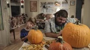 Mit jeder Menge Schabernack versucht Jerry (Jorge Garcia, r.), den kleinen Charlie (Zach Sulzbach, l.) an Halloween zu unterhalten ...