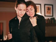 Schicksalsschlag: Simone (Valerie Koch, links) und Carola (Thekla Carola Wied) versuchen &uuml;ber Dieters Unfalltod hinweg zu kommen.