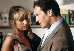 George Kriewitz (Max Gertsch), vielbesch&auml;ftigter Unternehmersohn, vernachl&auml;ssigt Antonia (Anica Dobra), mit der zusammen er ein Kind hat. Weiteres Bildmaterial finden Sie unter www.br-foto.de.