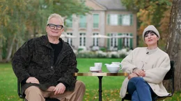 Musiker Herbert Gr&ouml;nemeyer und Autorin Mely Kiyak im Gespr&auml;ch an der Liebermann-Villa am Wannsee.