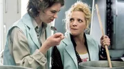 Stefanie (Isabelle Stoffel, li.) freundet sich mit der neuen K&ouml;chin in Reutlitz, Kim Krause (Judith Hildebrandt) an. Doch so nett Kim ist, ihr Essen ist ungenie&szlig;bar...