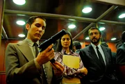 Ermittlungsbeamter Esp&oacute;sito (Ricardo Dar&iacute;n, li.) und Irene Men&eacute;ndez Hastings (Soledad Villamil, mi.) im Aufzug des argentinischen Sicherheitsdienstes mit einem Agenten.