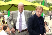 Auf dem auf einer Insel gelegenen Anwesen von Marilyn Milner, einer ausgesprochen erfolgreichen Bestsellerautorin, wird das Hausm&auml;dchen Andrea tot aufgefunden. Detective Frank Tripp (Rex Linn, l.) und Lt. Horatio Caine (David Caruso) ermitteln.