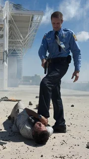 Michael (Jeffrey Donovan, l.) begegnet auf seiner Flucht vor dem FBI, dem als Polizist getarnten Schwerverbrecher Simon Escher (Garret Dillahunt). Dieser verlangt von ihm, dass er ihm das 'Management' ausliefere, an dem er sich r&auml;chen will.