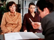 L&uuml;gen und Geheimnisse: Carola (Thekla Carola Wied, li.) und ihre Tochter Simone (Valerie Koch) ahnen nicht, dass der Prokurist Viktor Lipinski (Fritz Karl, re.) in Dieters M&ouml;belfirma eigene Interessen verfolgt.