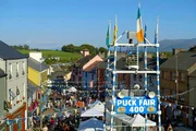 Jedes Jahr im August befindet sich Kilorglin f&uuml;r ein paar Tage im Ausnahmezustand &ndash; dann wird "Puck Fair" gefeiert, zu Ehren eines wilden Ziegenbocks. Dieser wird zum "K&ouml;nig" gekr&ouml;nt und auf seinen Thron gehievt, einem mehrere Meter hohen Turm.