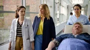 Nora Kaminski (Tanja Wedhorn, 2. v. li.) und Dr. Maja Pirsich (Anne Werner, li.) sind besorgt &uuml;ber den Zustand von Noras Patient Ole Fleet (Marc Zwinz).