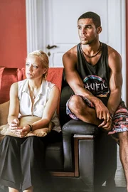 Vicky Woodward (Lucy Davis, l.)  und Duncan Wood (Lucien Laviscount, r.)