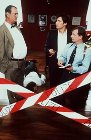 "Kommissar Rex", "Mord à la carte." Der Geschäftsführer eines Luxusrestaurants stirbt nach dem Genuss eines exklusiven Weines. Zwischen ihm und seinem Partner gab es berufliche Streitigkeiten. Doch Kommissar Moser stößt auf eine weitere Spur. Der Tote hatte ein Verhältnis mit der Frau seines Partners. Eine dramatische Verfolgungsjagd endet in den Gewölben einer Sektkellerei. Im Bild (v.li.): Gerhard Zemann (Dr. Leo Graf), Alexander Rossi (Stefan Gruber), Tobias Moretti (Richie Moser), Heinz Weixelbraun (Christian Böck). "Kommissar Rex", "Mord à la carte." Der Geschäftsführer eines Luxusrestaurants stirbt nach dem Genuss eines exklusiven Weines. Zwischen ihm und seinem Partner gab es berufliche Streitigkeiten. Doch Kommissar Moser stößt auf eine weitere Spur. Der Tote hatte ein Verhältnis mit der Frau seines Partners. Eine dramatische Verfolgungsjagd endet in den Gewölben einer Sektkellerei. Im Bild (v.li.): Gerhard Zemann (Dr. Leo Graf), Alexander Rossi (Stefan Gruber), Tobias Moretti (Richie Moser), Heinz Weixelbraun (Christian Böck).