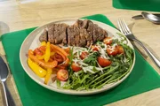 Tagesmotto "Leibgericht": Tagliata vom Entrec&ocirc;te mit gegrillter Paprika und Rucola-Salat von Luca Di Felice