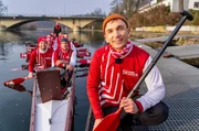 In der "PUR+"-Sendung "Perfekt synchron - jetzt alle gleichzeitig!" macht "PUR+"-Moderator Eric Mayer (r.) bei einem Drachenbootrennen mit und erf&auml;hrt, wie wichtig dabei die synchrone Bewegung der Paddel ist.