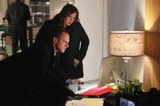 Die Detectives Olivia Benson (Mariska Hargitay) und Elliot Stabler (Christopher Meloni) gehen jeder Spur nach - auch den Daten auf dem Computer des Opfers. Wer hat eine junge Frau vergewaltigt und anschlie&szlig;end ermordet?