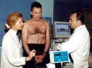 Der Vater von Dr. Kathrin Globisch (Juergen Reuter, Mitte) glaubt, dass er Herzprobleme hat, doch Prof. Simoni (Dieter Bellmann, rechts) und Oberschwester Ingrid (Jutta Kammann) k&ouml;nnen nichts feststellen und stehen vor einem R&auml;tsel.