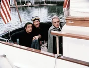 Nick (Joe Penny, li.), Cody (Perry King, Mi.) und der Zauberer Martin Stonewell (Richard Lynch) sind nur knapp einem brutalen Bombenanschlag entgangen.