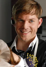 Bellas schwuler Kollege Chris (Steffen Schroeder), der seit Jahren in seinen Hetero-Chef verliebt ist, ist die gute Seele des Unternehmens. Vor allem Bella findet stets seine hundertprozentige Unterst&uuml;tzung ...