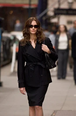 Die ehemalige CIA-Agentin Claire Stenwick (Julia Roberts) ermittelt als geheime Spionen, um an eine streng geheime Formel zu gelangen. Sie zieht alle Asse aus dem &Auml;rmel ...
