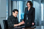 Szene aus der CBS-Serie 'FBI' mit James Chen als Ian Lim und Alana De La Garza als Isobel Castille.