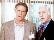 Steve (Barry Van Dyke, l.) und sein Vater Mark (Dick Van Dyke, r.) verhören einen Verdächtigen. Steve (Barry Van Dyke, l.) und sein Vater Mark (Dick Van Dyke, r.) verhören einen Verdächtigen.