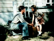 Joe Douglas (Peter Miner, l.) hat endlich seine kleine Schwester Claire (Michelle Stacy, r.) wiedergefunden. Um sie zu finden, ist er aus dem Waisenhaus ausgerissen.