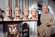 Ernst Stavro Blofeld (Charles Gray) versucht, mittels Gesichtsoperation seinem Widersacher zu entkommen.
