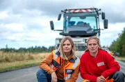 Reporterin Elisa Luzius (links) trifft Sally (rechts) aus Th&uuml;ringen. Sie f&auml;hrt in der Asphalt-Kolonne die gro&szlig;e Walze.