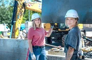 Julia Sch&auml;fer (rechts) ist Maurerin und m&ouml;chte das Bauunternehmen ihres Vaters &uuml;bernehmen. Reporterin Elisa Luzius (links) sammelt erste handwerkliche Erfahrungen beim Bau von Julias eigener Produktionshalle.