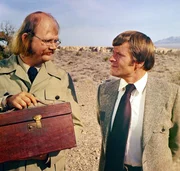 Mr. Kidd (Putter Smith, l.) und Mr. Wint (Bruce Glover, r.) sind eiskalte Killer.