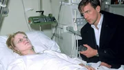 Kommissar Alex Bonhoff (Wolfgang Krewe) versucht am Krankenbett des Vergewaltigungsopfers Julia Sander (Judith Pinnow) etwas &uuml;ber den Tathergang zu erfahren.