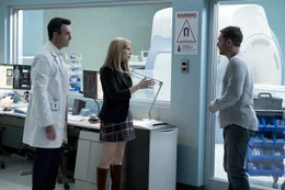 Anne (Michelle Williams, M.) und ihr neuer Freund Dr. Lewis (Reid Scott, l.) &uuml;berreden Eddie (Tom Hardy, r.) sich untersuchen zu lassen.