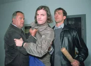 Jochen (Misel Maticevic, Mi.), bei dem die Tatwaffe gefunden wurde, versucht sich der Verhaftung durch die Beamten Kehler (Wolfgang Bathke, li.) und Bonhoff (Wolfgang Krewe) zu entziehen. Doch ist er wirklich der M&ouml;rder?