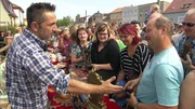 Mauro Corradino feilscht mit Flohmarkt-Besuchern