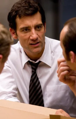 Der MI6 Spion Ray Koval (Clive Owen) schmiedet Pl&auml;ne, um an eine geheime Formel zu gelangen. Was er bei seinem grandiosen Plan nicht miteinbezieht ist die Liebe ...