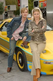 Ralf (Ralf Schmitz, l.) und Mirja (Mirja Boes, r.) haben gro&szlig;artige Erlebnisse an der Tankstelle ...