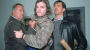 Jochen (Misel Maticevic, Mi.), bei dem die Tatwaffe gefunden wurde, versucht sich der Verhaftung durch die Beamten Kehler (Wolfgang Bathke, li.) und Bonhoff (Wolfgang Krewe) zu entziehen. Doch ist er wirklich der M&ouml;rder?