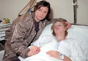 Jochen Blumfeld (Misel Maticevic) besucht seine Freundin Julia Sander (Judith Pinnow), die Opfer einer Gewalttat wurde, im Krankenhaus. Hat er etwas mit dem Mord an ihrem Peiniger zu tun?