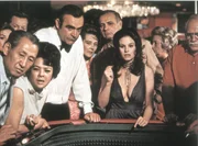 In Las Vegas spielt James Bond (Sean Connery) nicht nur am W&uuml;rfeltisch, sondern auch mit dem Herzen von Plenty O'Toole (Lana Wood).