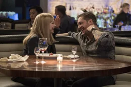 Noch verstehen sich Anne (Michelle Williams) und Eddie (Tom Hardy) ganz pr&auml;chtig.