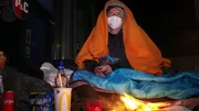Julia (37) ist wohnungslos und lebt in Hamburg auf der Stra&szlig;e. Der kalte Winter macht ihr und anderen Obdachlosen zu schaffen.