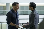 Eddie Brock (Tom Hardy, l.); Carlton Drake (Riz Ahmed, r.)