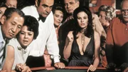 James Bond (Sean Connery, 2.v.l.), Plenty O&rsquo;Toole (Lana Wood, r.)